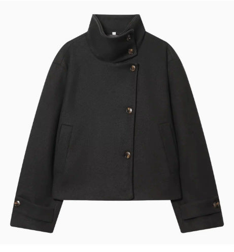Damen 9800+ kurze boxy‑Wollmix‑Jacke mit hohem Funnelkragen, asymmetrischer Knopfleiste und verstellbaren Manschetten Drune