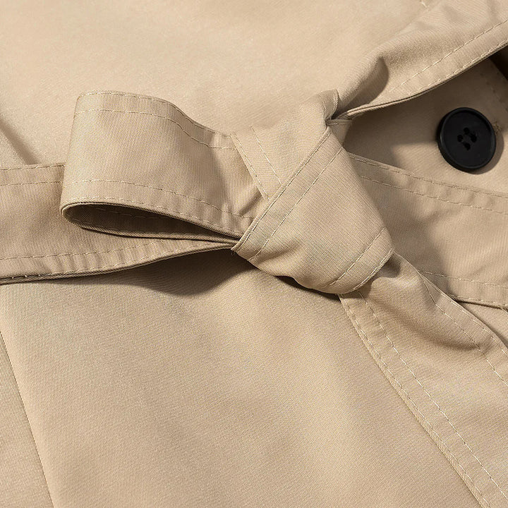 Damen nan kurze Utility‑Trenchjacke mit Stehkragen, doppellagiger Knopfleiste, Schulterklappen und taillierendem Bindegürtel Drune