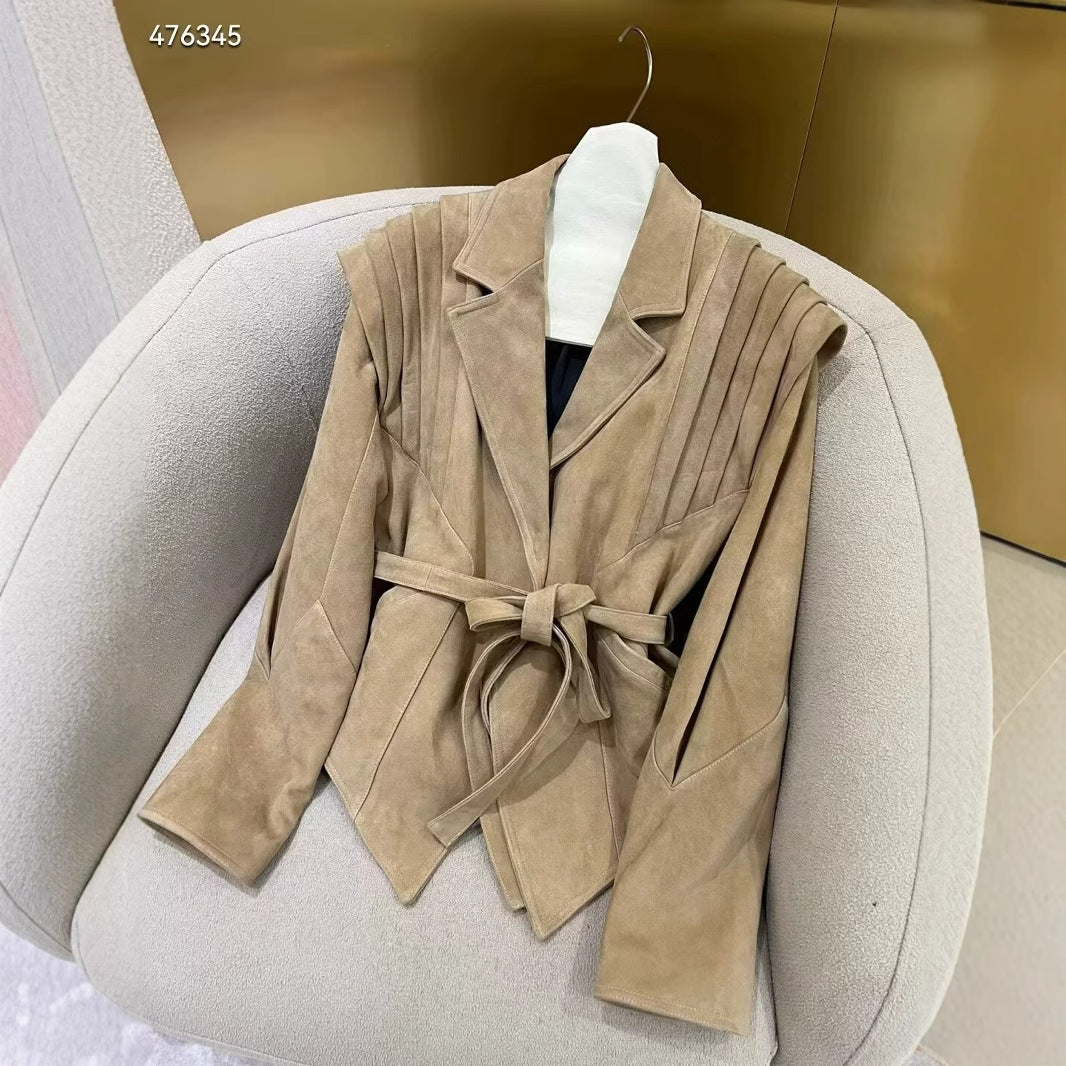 Damen Taillierte Wickeljacke aus Wildlederoptik mit Schulterplissee und Bindegürtel Drune