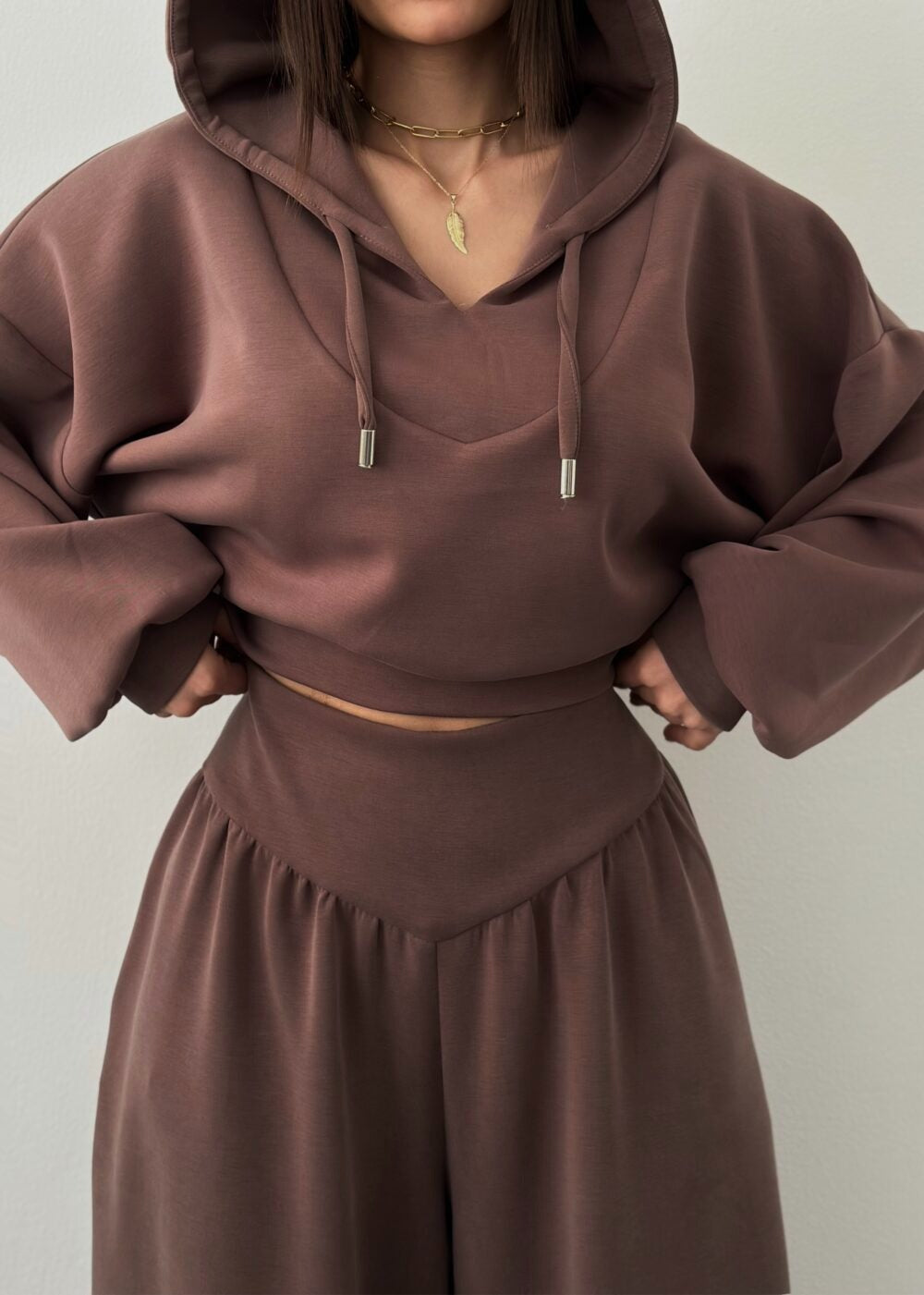 Damen Cropped Hoodie und weite Freizeithosen Kombination mit modischem Schnitt