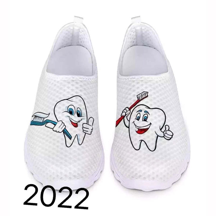 Damen Verspielte Slip-On Sneakers mit medizinischem Cartoon-Print, atmungsaktivem Mesh und gepolsterter Memory-Sohle Drune