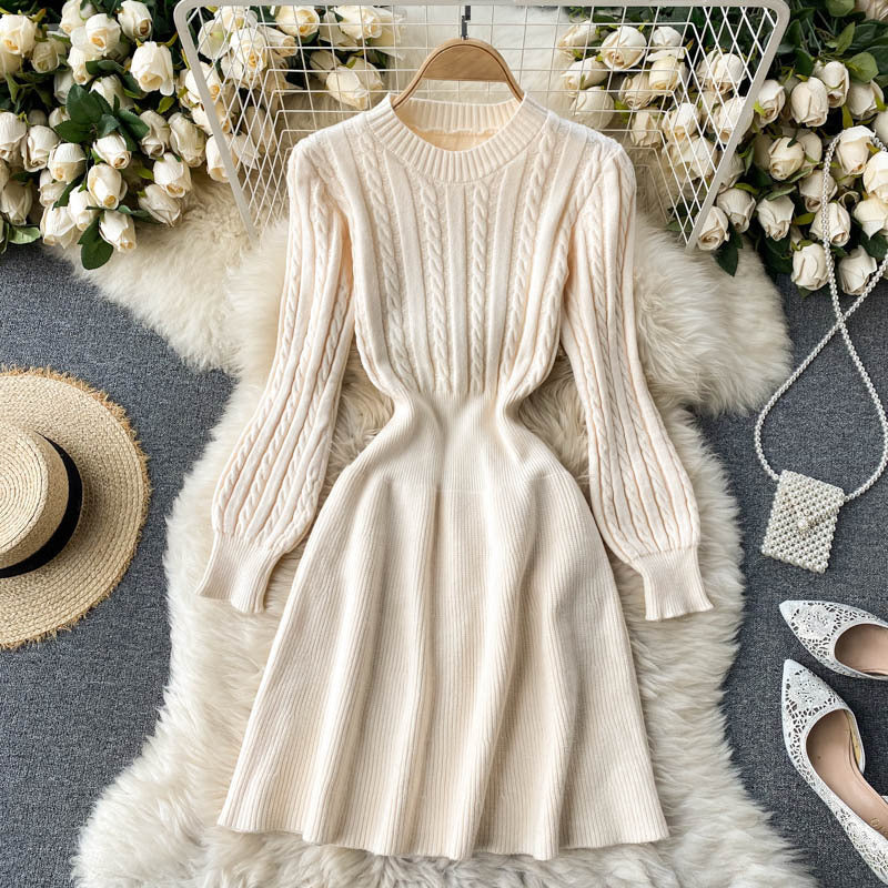 Damen Strickkleid mit modernem Zopfmuster und figurbetonendem Schnitt Drune