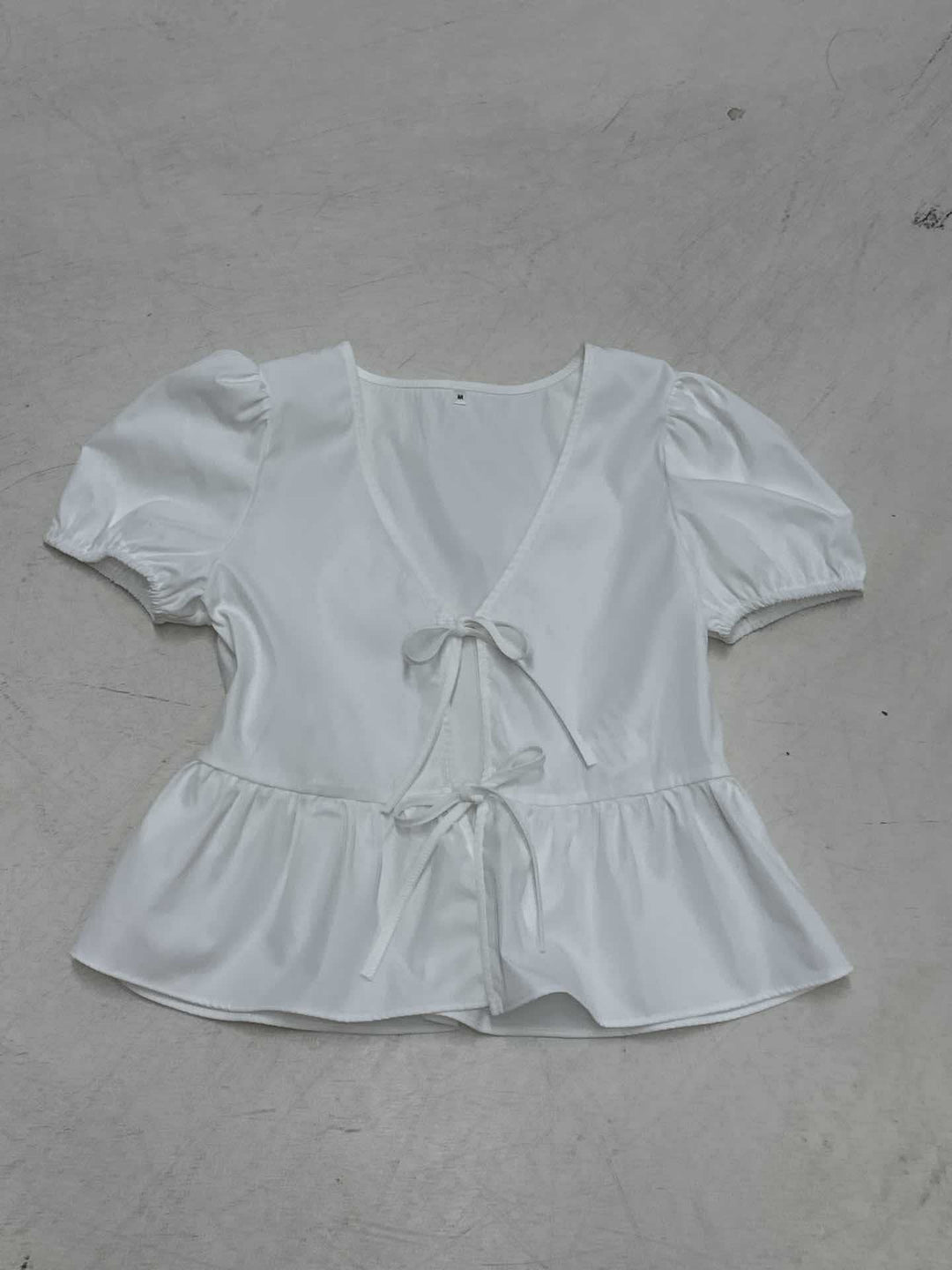 Damen Wickeloberteil mit Puffärmeln und femininem Peplum-Saum Drune