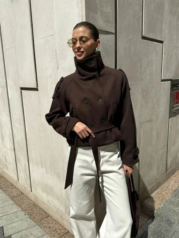 Damen Kurz geschnittene Wollmix-Jacke mit hohem Stehkragen und Taillengürtel Drune