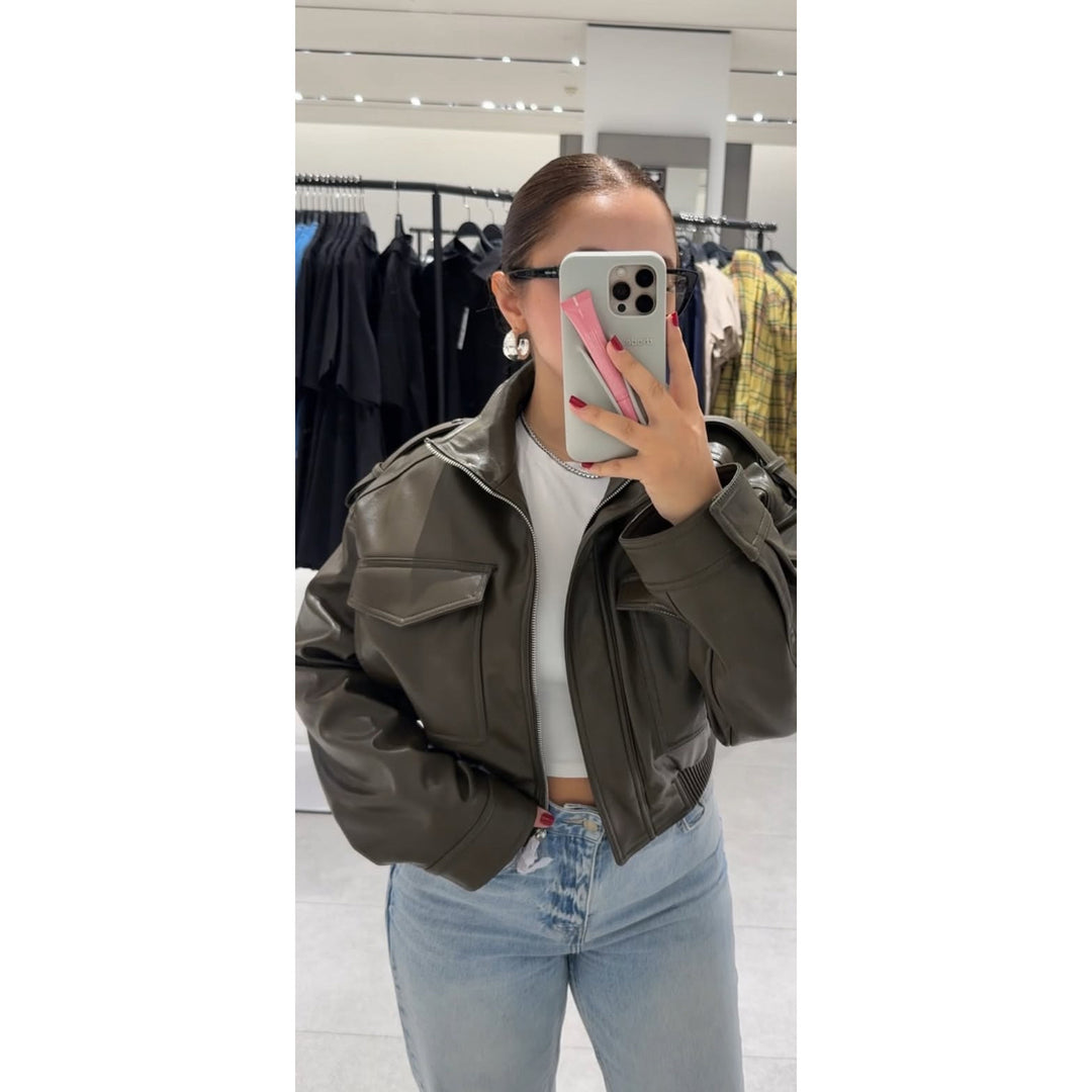 Damen 10+ kurzes Kunstleder‑Bomberjacke im Military‑Look mit Pattentaschen und Stehkragen Drune