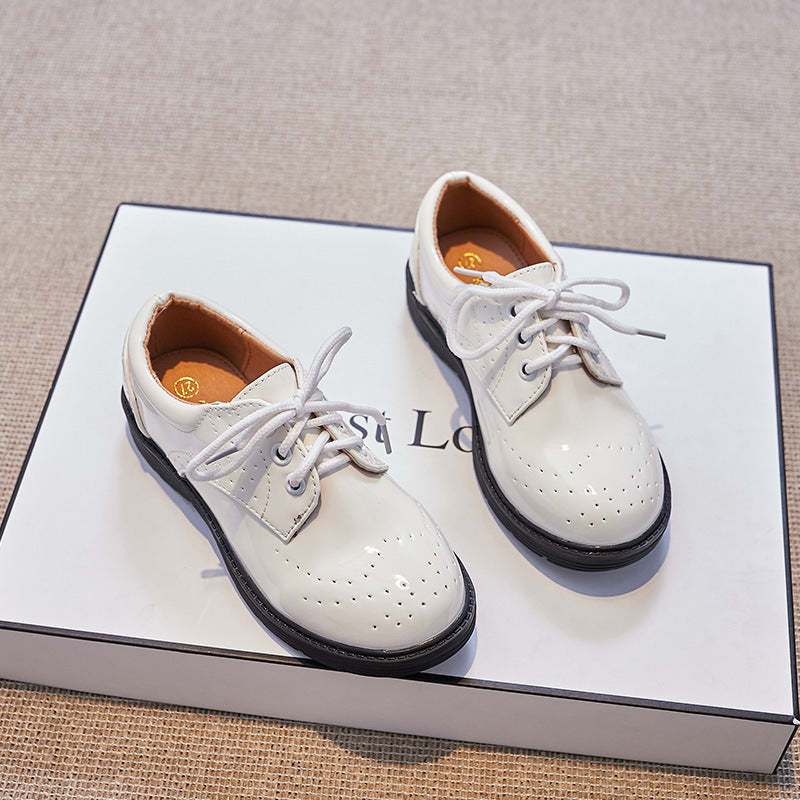 Damen Klassische Lacklederschuhe mit perforierten Details Drune