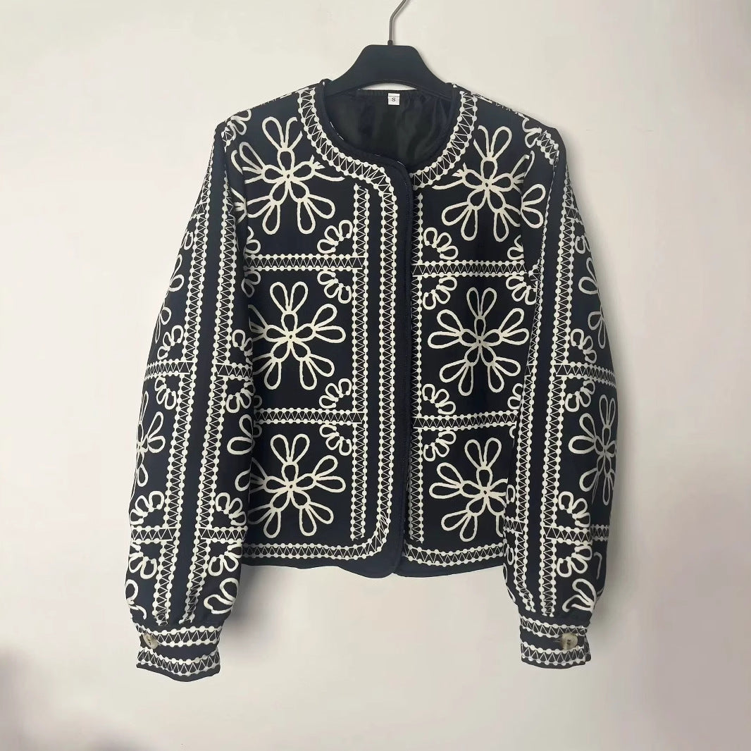 Damen nan gesteppte Kurzjacke im ornamentalen Bandana‑Print mit Rundhalsausschnitt und Zierpaspel Drune