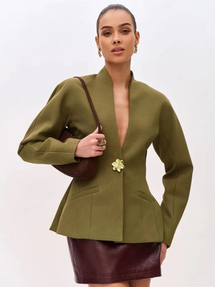 Damen Skulptural taillierte Jacke mit Schößchen, Stehkragen und Schmuckbrosche Drune