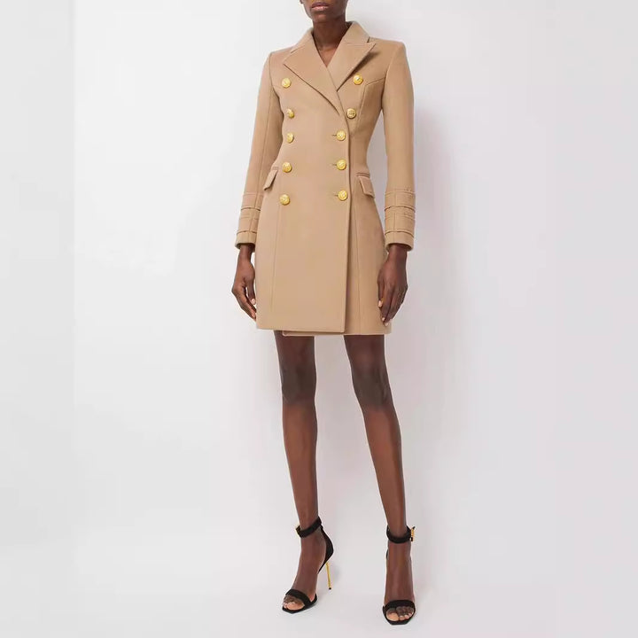 Damen Kurzmantel im Blazerkleid‑Stil mit strukturierter Taillierung und goldenen Zierknöpfen Drune
