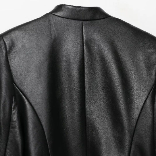 Damen Kurz geschnittene Kunstleder‑Militärjacke mit Stehkragen und Zierkordeln Drune