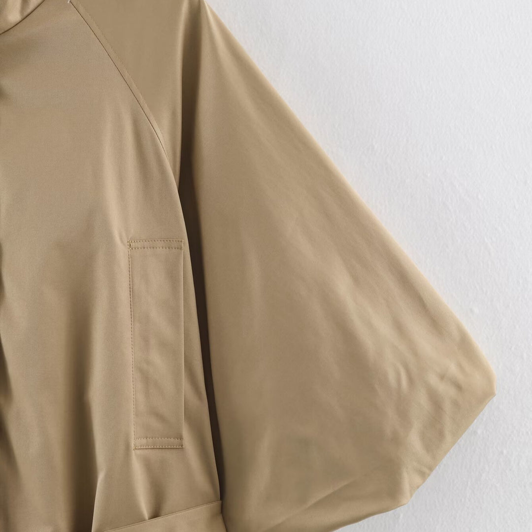 Damen Kurzes Cape‑Trench mit weitem Fledermausärmel, Stehkragen und Taillengürtel Drune