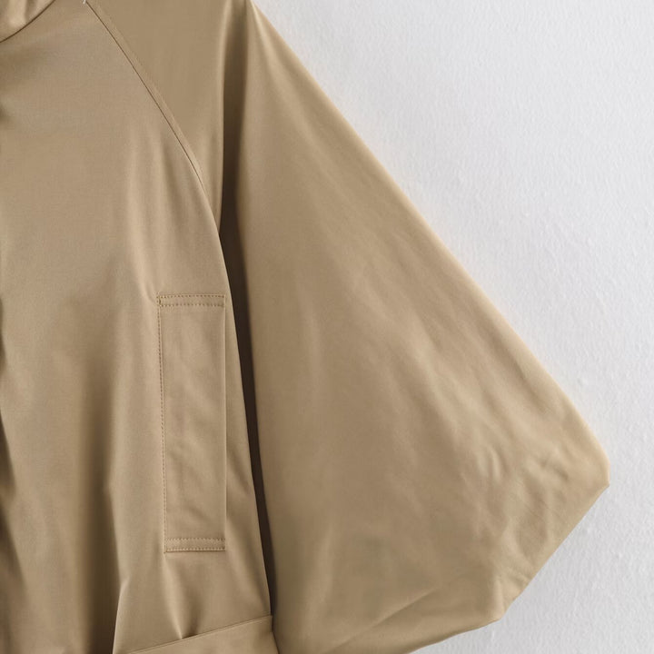 Damen Kurzes Cape‑Trench mit weitem Fledermausärmel, Stehkragen und Taillengürtel Drune