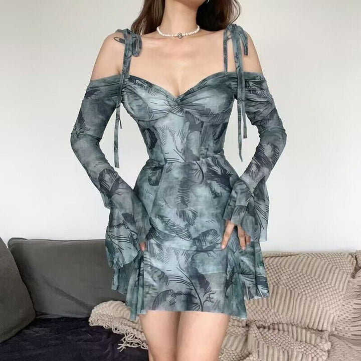 Damen Tailliertes Minikleid mit Carmen-Ausschnitt verstellbaren Schulterträgern und ausgestellten Ärmeln Drune
