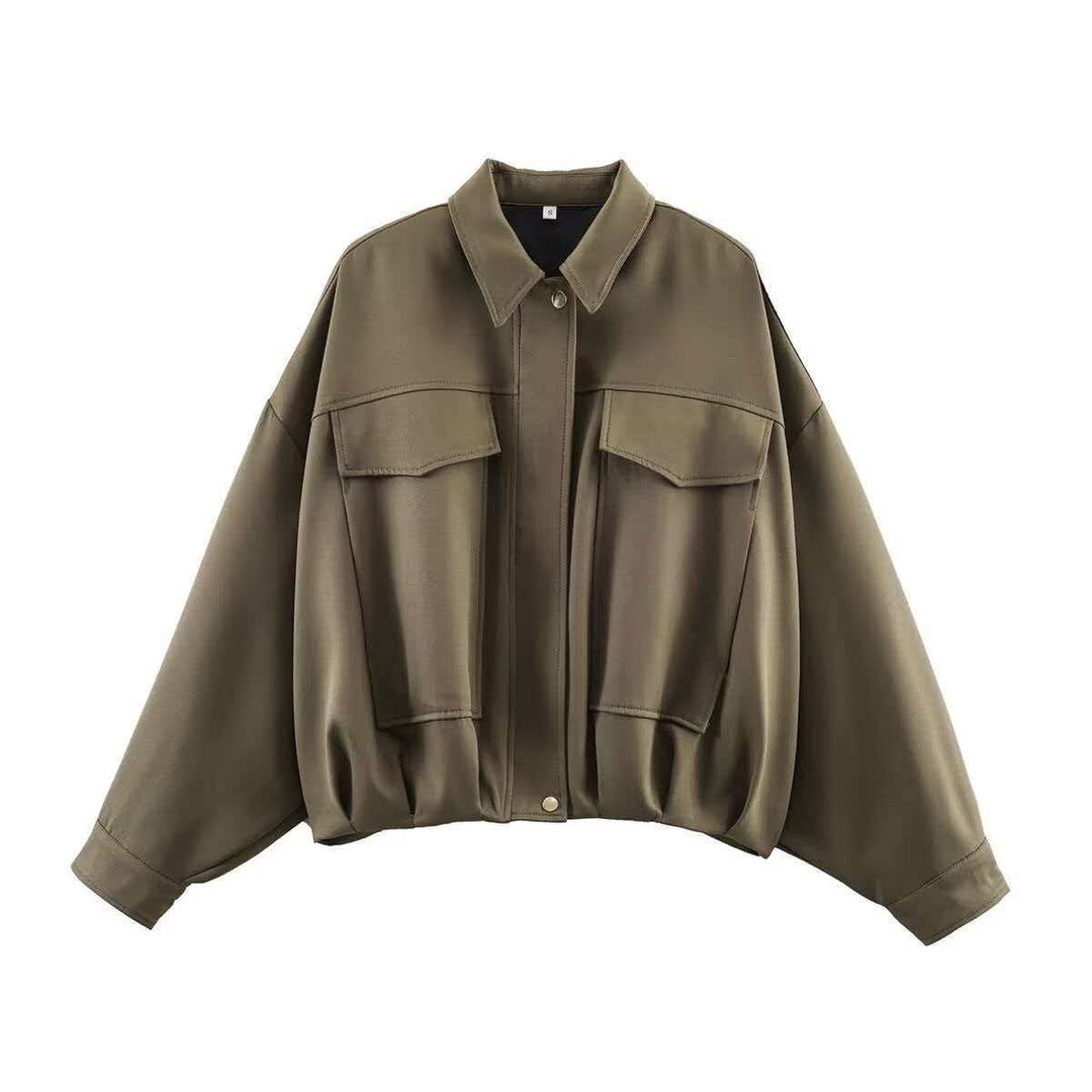 Damen nan oversized kurze Utility-Blousonjacke mit Hemdkragen, großen aufgesetzten Pattentaschen und tailliertem Bündchen Drune