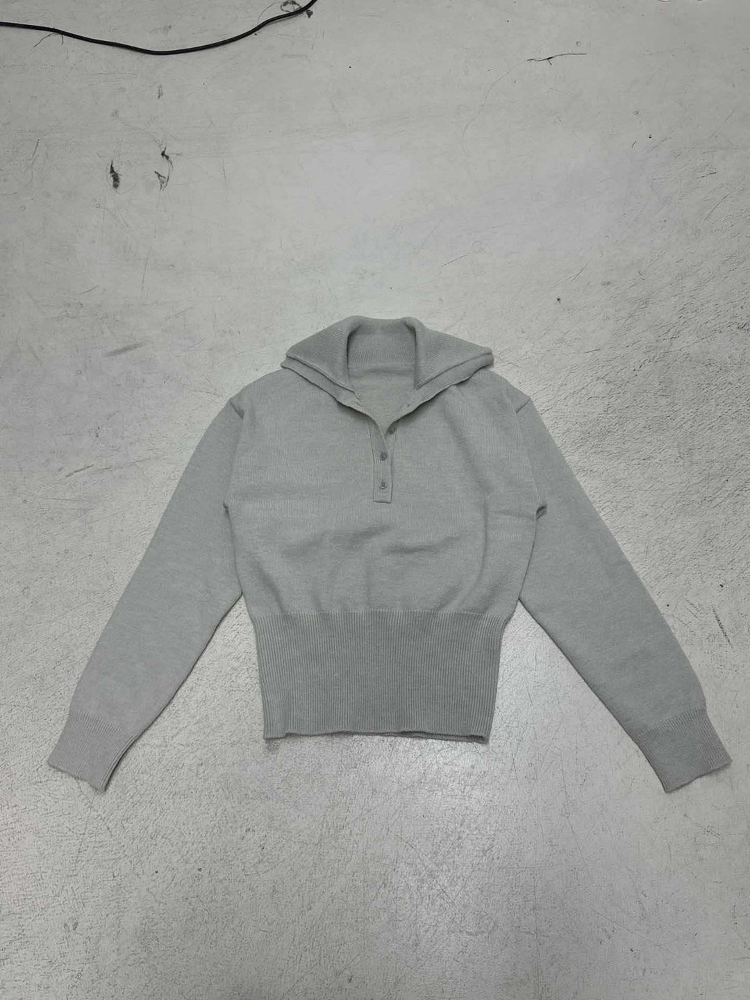 Damen Kurzgeschnittener Feinstrickpullover mit Polokragen und breitem Rippbund Drune