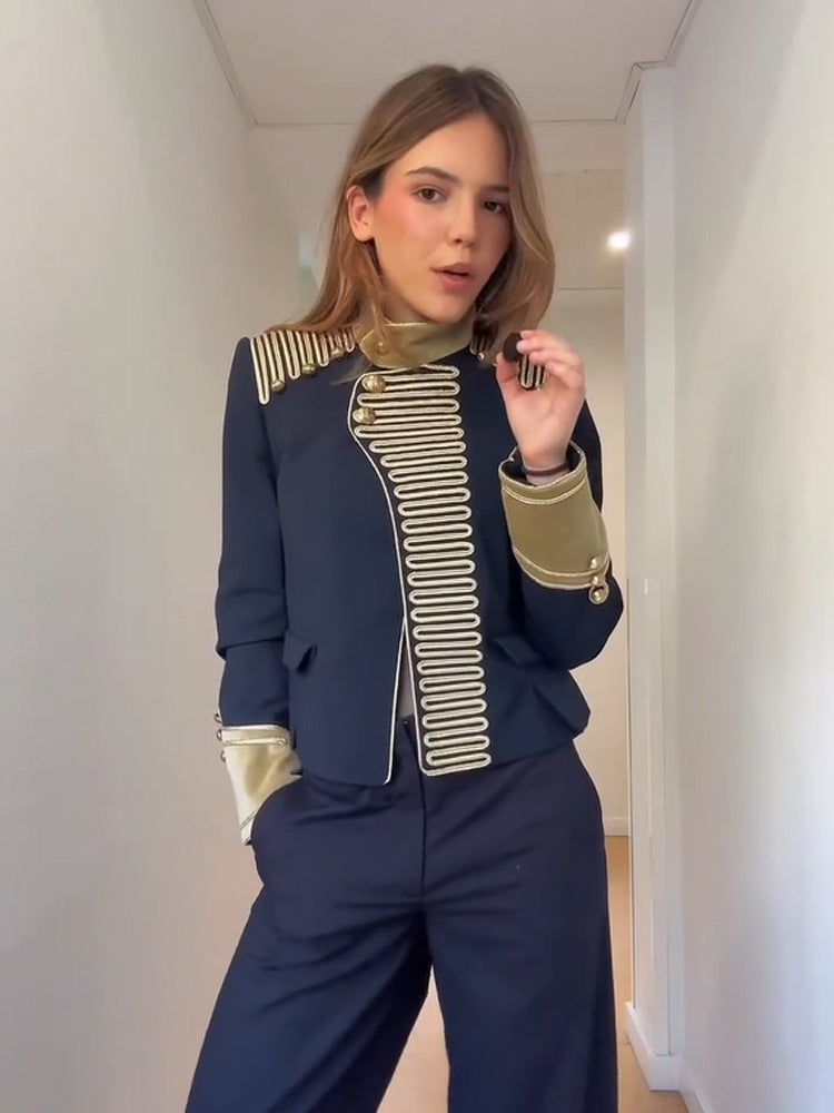 Damen Militärisch inspirierte Kurzjacke mit goldener Gallonborte und Stehkragen Drune