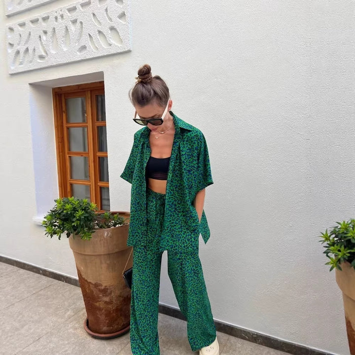 Damen zweiteiliges Safari-Print Loungewear-Set mit kurzärmeliger Hemdbluse und weitem hochgeschnittenen Palazzohose Drune