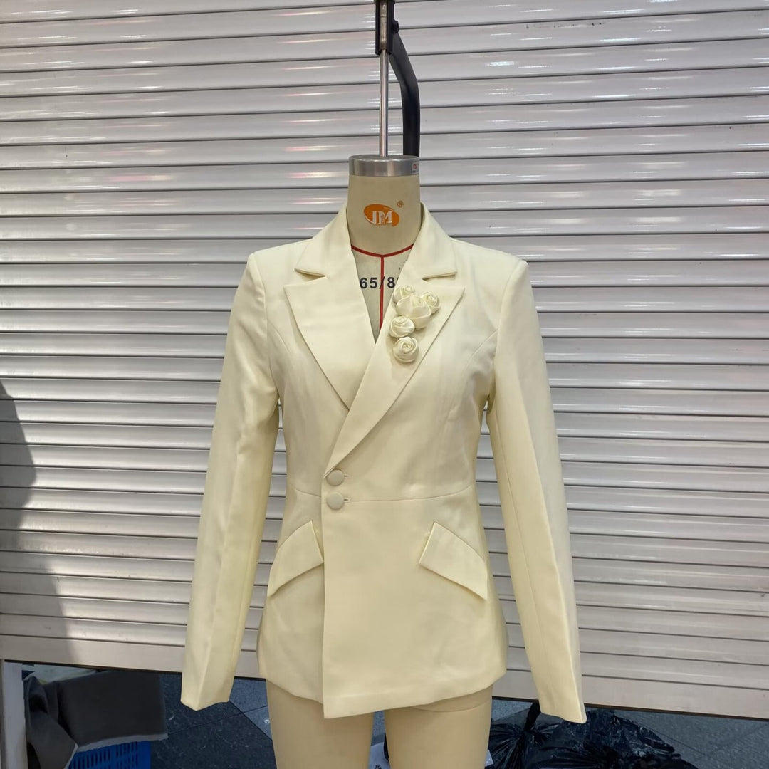 Damen nan taillierter Zweiknopf-Blazer mit Zierrosen am Revers und Pattentaschen Drune