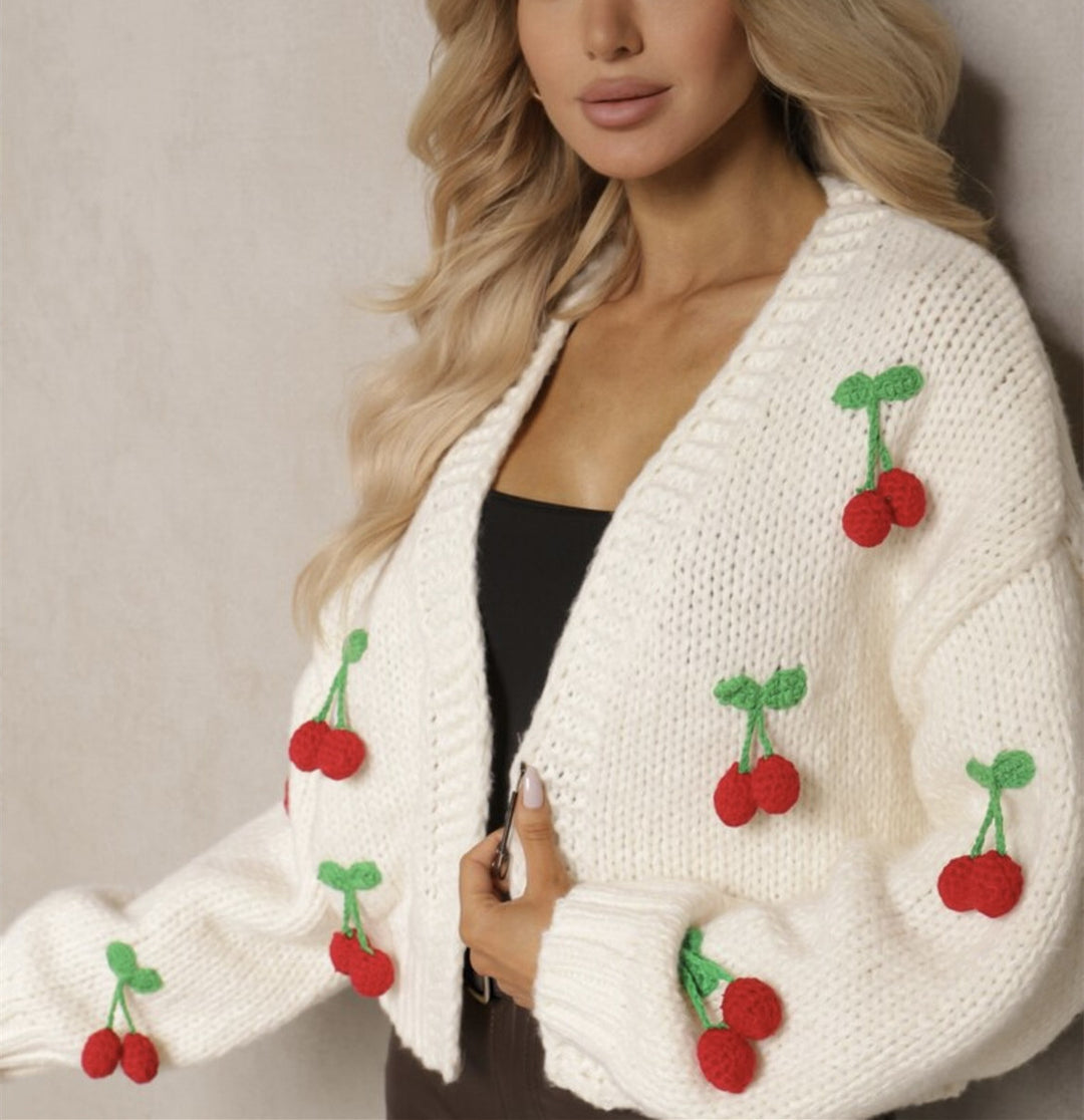 Damen Kurzcardigan aus grobem Strick mit gehäkelten Kirschen-Applikationen und V-Ausschnitt Drune