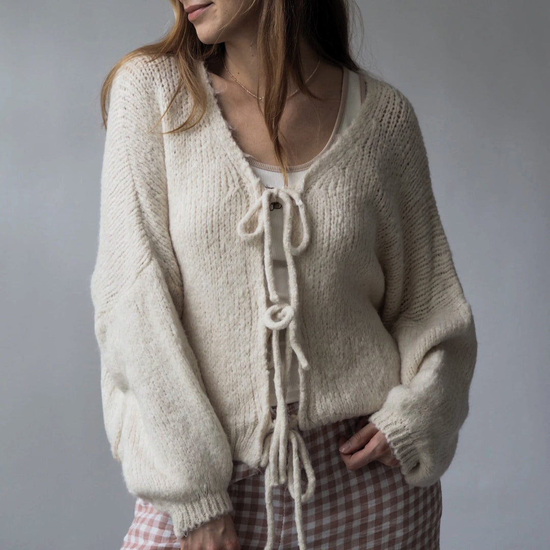Damen Kuscheliger Strickcardigan mit großzügigem Schnitt und dekorativen Kordeln Drune