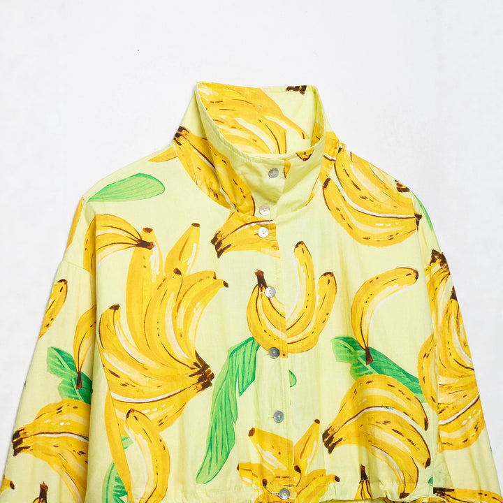 Damen Kurzbluse im Cropped-Boxy-Schnitt mit Banane‑Print, hohem Stehkragen und Tunnelzugsaum Drune
