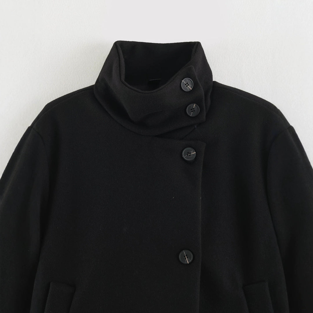Damen Kurzjacke im Boxy‑Schnitt mit hochschließendem Schlauchkragen und asymmetrischer Knopfleiste Drune