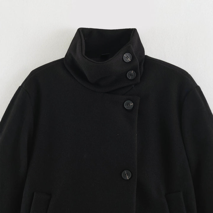 Damen Kurzjacke im Boxy‑Schnitt mit hochschließendem Schlauchkragen und asymmetrischer Knopfleiste Drune