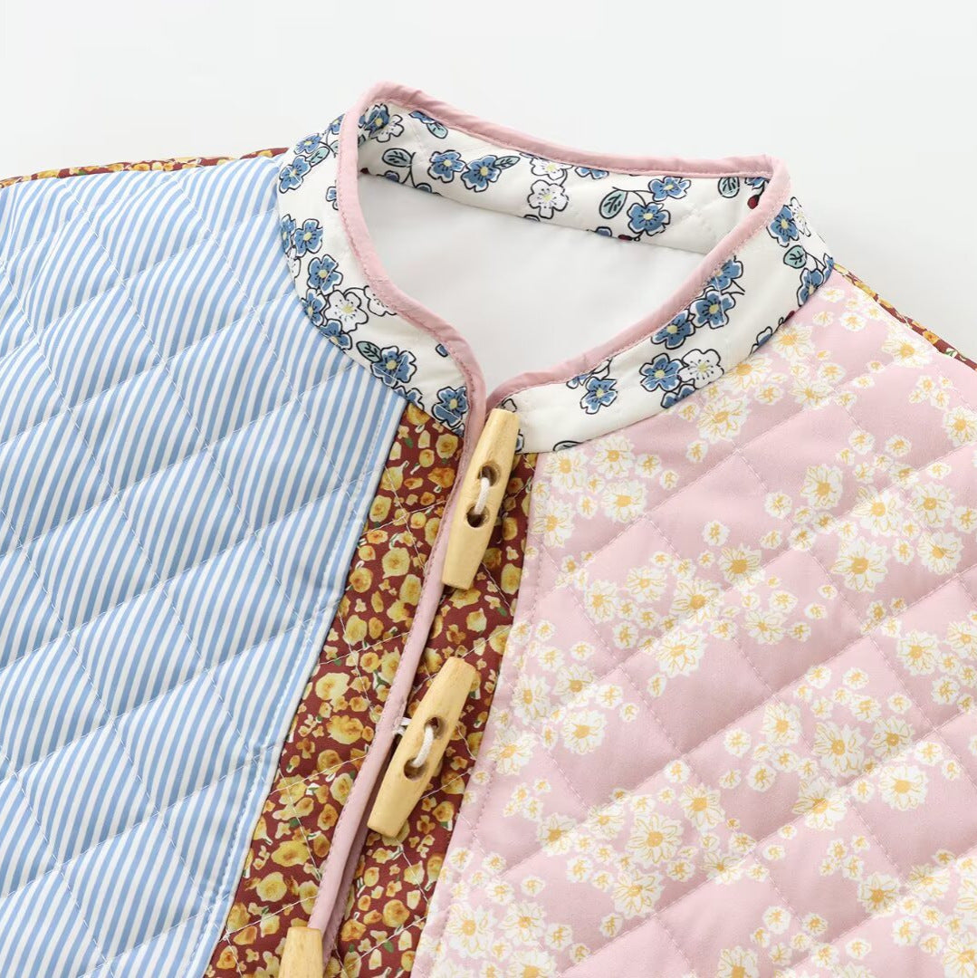 Damen nan retro-inspirierte gesteppte Patchworkjacke mit Stehkragen, Holzknopf-Verschlüssen und aufgesetzten Klappentaschen Drune