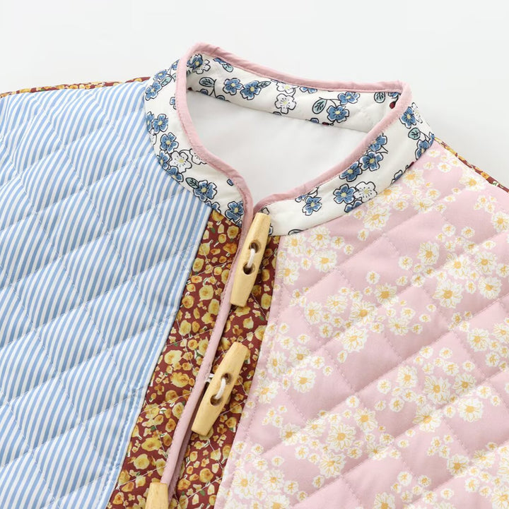 Damen nan retro-inspirierte gesteppte Patchworkjacke mit Stehkragen, Holzknopf-Verschlüssen und aufgesetzten Klappentaschen Drune