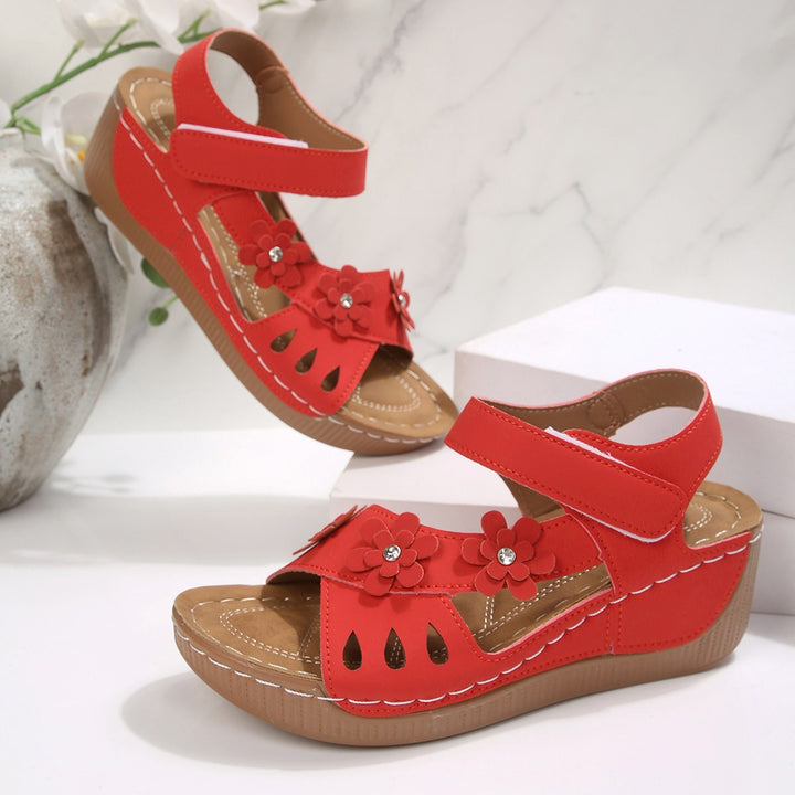 Damen Komfort-Wedgesandalen mit verstellbarem Klettverschluss und Blütenapplikation Drune