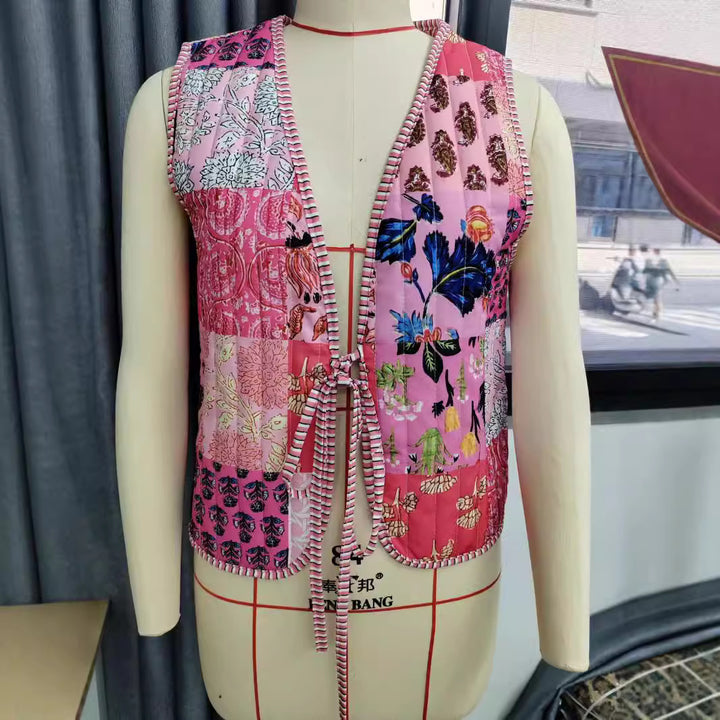 Damen Patchwork‑Weste mit Bindeband, gestreifter Innenverarbeitung und Kontrastpaspel Drune