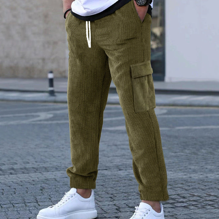 Herren nan Cordhose im Joggerstil mit elastischem Tunnelzugbund, aufgesetzten Cargo-Klappentaschen und schmal zulaufendem Bein Drune