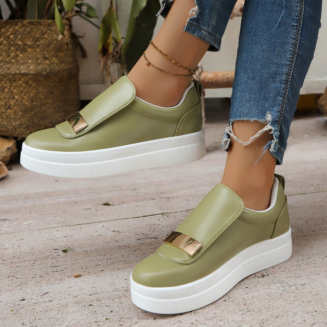 Damen  Slip-On Plateau-Sneaker mit dekorativer Metallapplikation und gepolstertem Komfortfußbett Drune