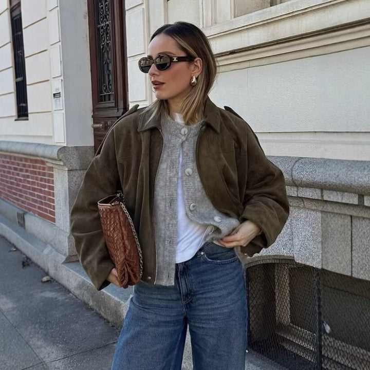 Damen Kurzjacke im Oversize‑Schnitt aus Wildleder‑Optik mit ballonförmigem Saum und Schulterpatten Drune