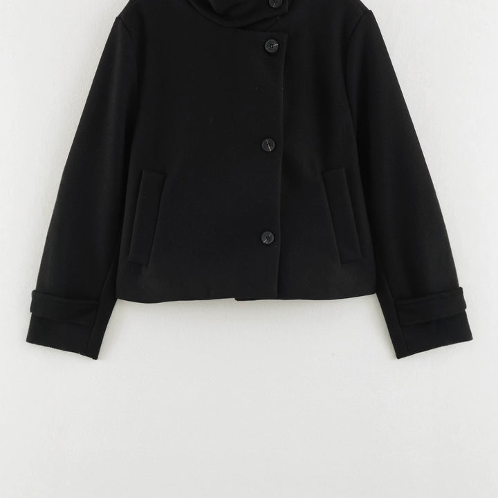 Damen Kurzjacke im Boxy‑Schnitt mit hochschließendem Schlauchkragen und asymmetrischer Knopfleiste Drune