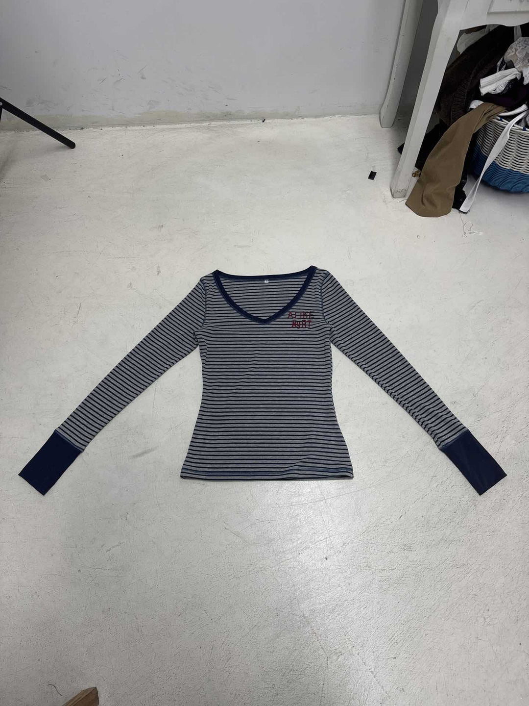 Damen nan gestreiftes V‑Ausschnitt Longsleeve mit taillierter Silhouette und verlängerten Bündchen Drune
