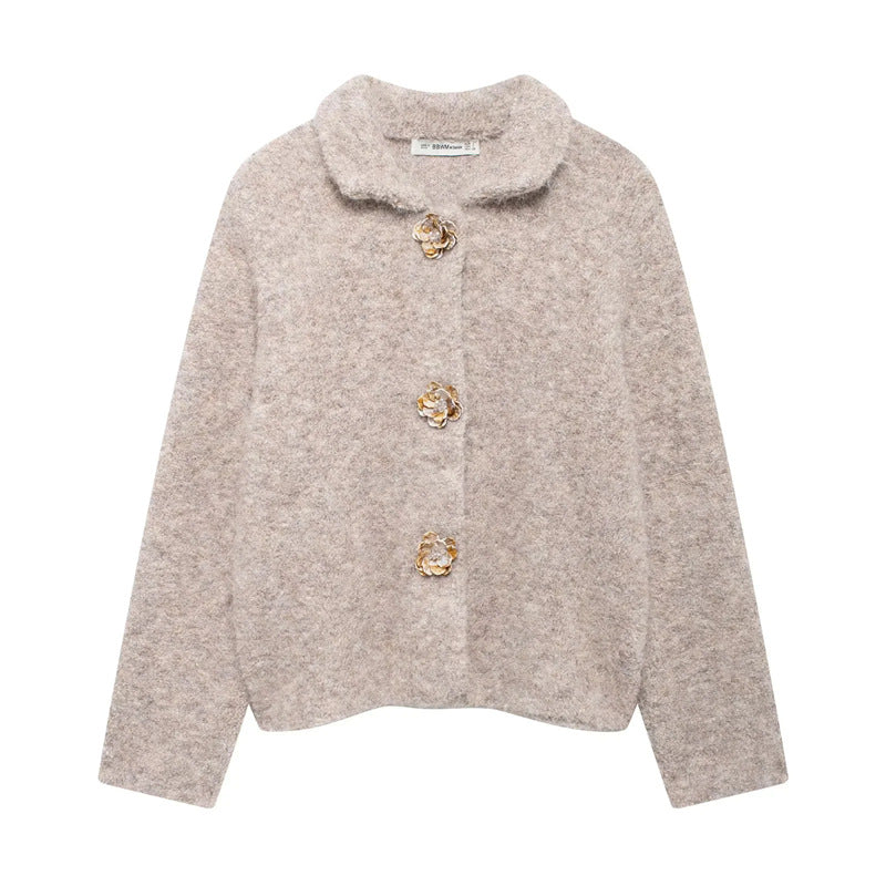 Damen nan kurze Bouclé-Teddyjacke mit dekorativen Blumenknöpfen, Hemdkragen und kastigem Schnitt Drune