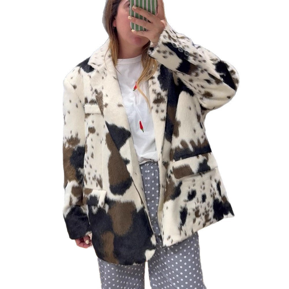 Damen kurze Kunstpelzjacke im Fleckenmuster mit Reverskragen, Holzknöpfen & aufgesetzten Taschen Drune