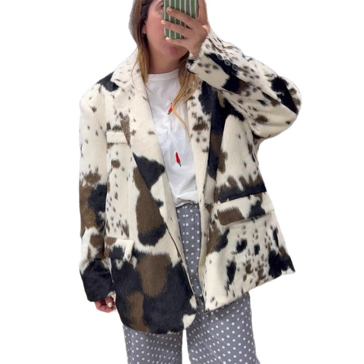 Damen kurze Kunstpelzjacke im Fleckenmuster mit Reverskragen, Holzknöpfen & aufgesetzten Taschen Drune