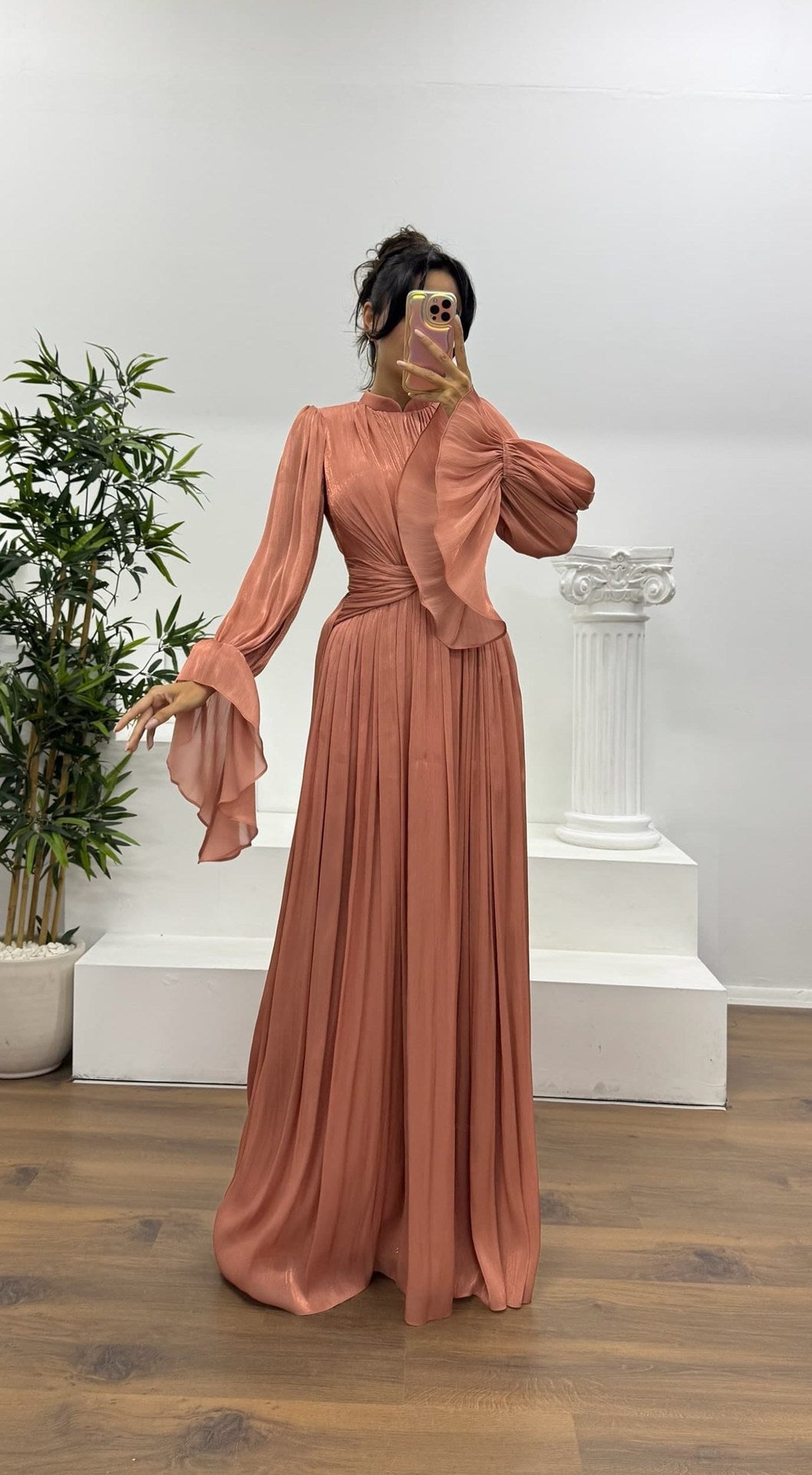 Damen Maxikleid mit figurschmeichelndem Schnitt und eleganter Raffung Drune