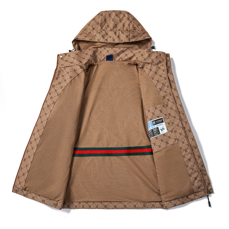 Herren leichte wasserabweisende Kapuzenjacke mit Allover‑Logomuster, winddichter Shell und praktischen Taschen Drune