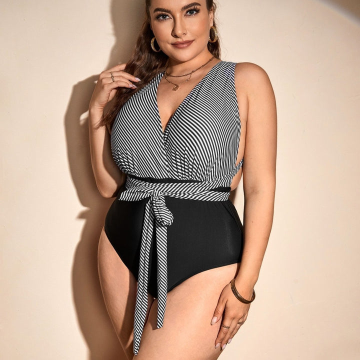 Damen Einteiler Badeanzug mit Wickeldetail und trendigem Streifenmuster Drune