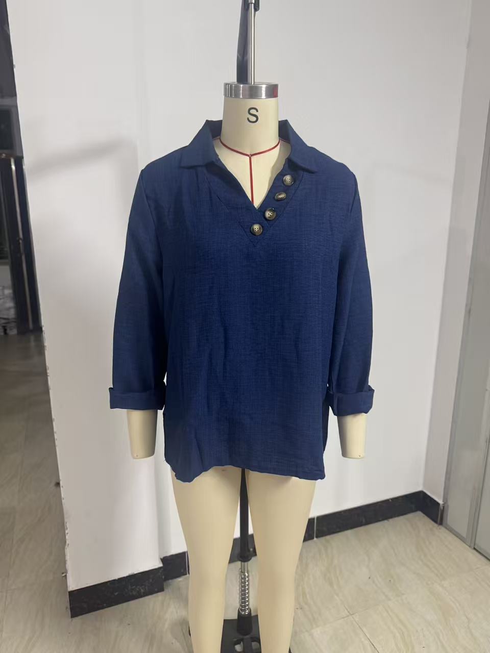 Damen Lässiges V-Ausschnitt-Blusenshirt mit Hemdkragen und asymmetrischer Zierknopfleiste Drune