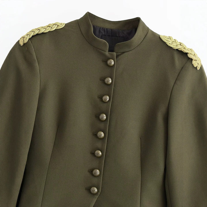 Damen taillierte militärische Kurzjacke mit Stehkragen, Epauletten und verzierten Zierknoten Drune