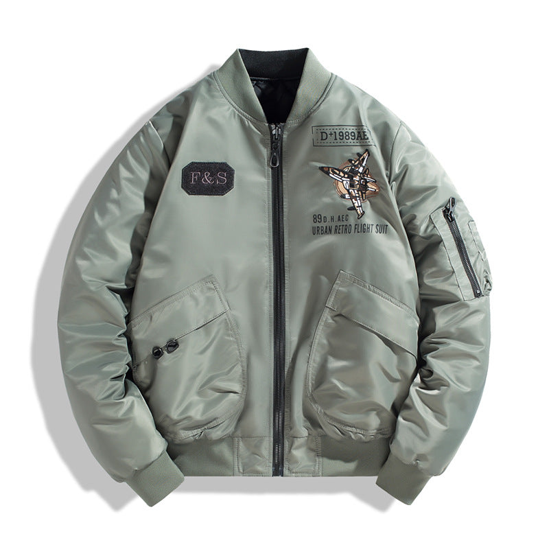 Männliche -isolierte Piloten-Bomberjacke mit gesticktem Flugzeugapplikation und verstärkten Utility-Taschen Drune