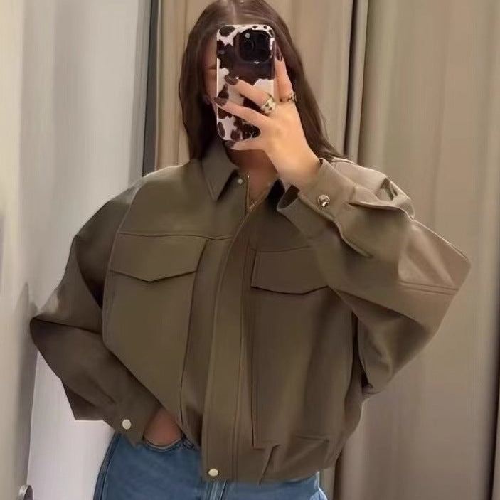 Damen nan oversized kurze Utility-Blousonjacke mit Hemdkragen, großen aufgesetzten Pattentaschen und tailliertem Bündchen Drune