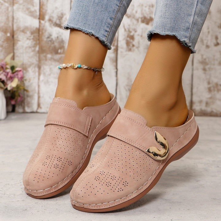 Damen Bequeme Slipper‑Pantoletten mit verstellbarem Schnallenriemen und dekorativer Perforation Drune