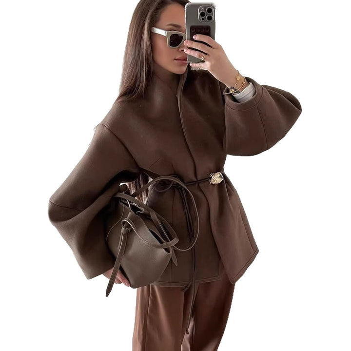 Damen Kurzjacke mit Wickelverschluss, taillierendem Ledergürtel und Muschelschließe Drune