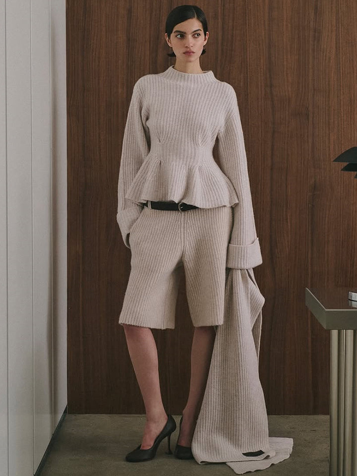 Damen Feinstrick-Zweiteiler mit tailliertem Peplum-Pullover und High-Waist-Bermuda Drune