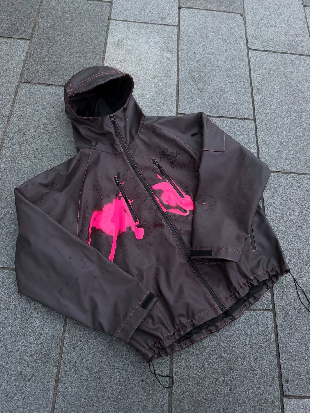 Unisex nan technische Regenjacke mit verschweißten Nähten, schrägen Brust-Reißverschlusstaschen und verstellbarem Kordelzugsaum Drune